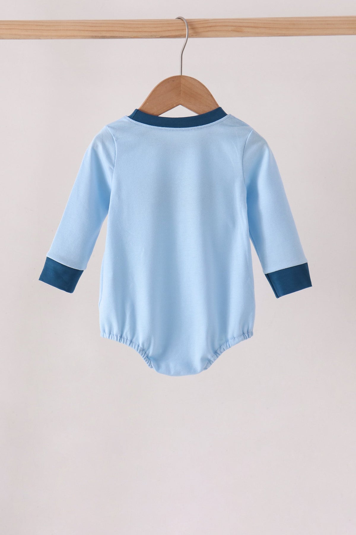 Blue character embroidery bubble